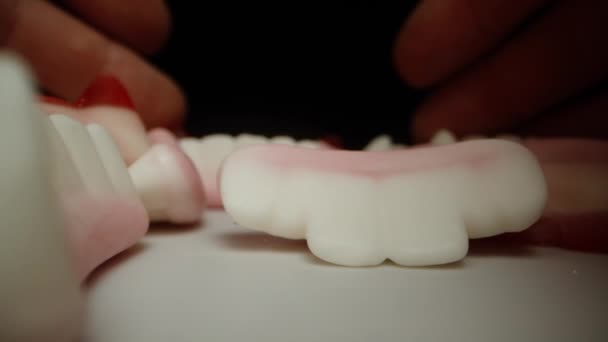 Vampir Dişleri Şeklinde Şekerleri Bir Araya Topluyorum Dolly Kaydırıcı Aşırı — Stok video