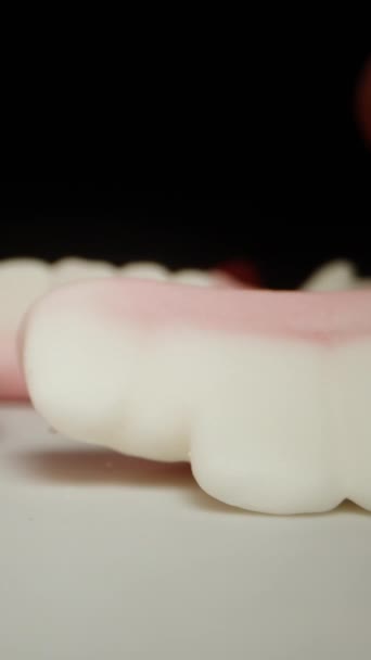 뱀파이어 이빨의 모양으로 사탕을 수집합니다 Dolly 슬라이더 극단적인 — 비디오