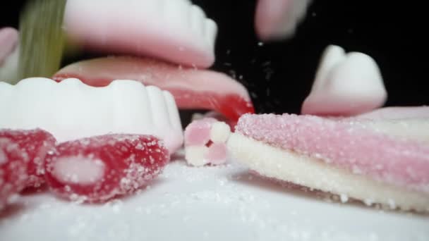 各种形状的糖衣糖果的混合物落在桌子上 多莉滑行极端特写 慢动作 — 图库视频影像