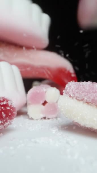 Eine Mischung Aus Zuckerbeschichteten Gummibonbons Verschiedenen Formen Fällt Auf Den — Stockvideo