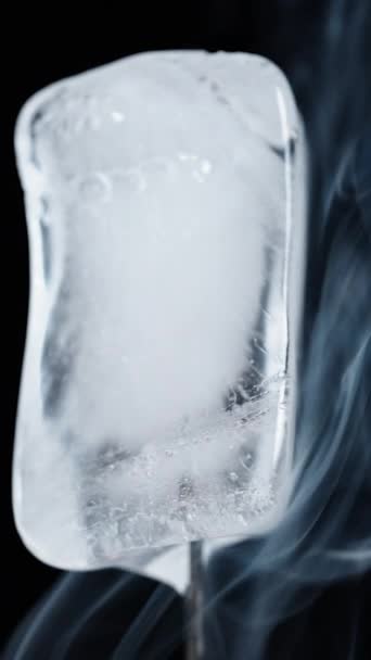 融化的冰块 黑色背景上的烟雾 — 图库视频影像
