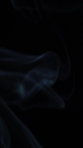 Glissades Fumée Isolées Dans Des Ruisseaux Minces Sur Fond Noir — Video