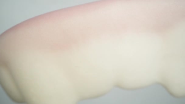 ヴァンパイアの歯の形をしたガミーキャンディーのシミュレーション落下 白い背景に回転 — ストック動画