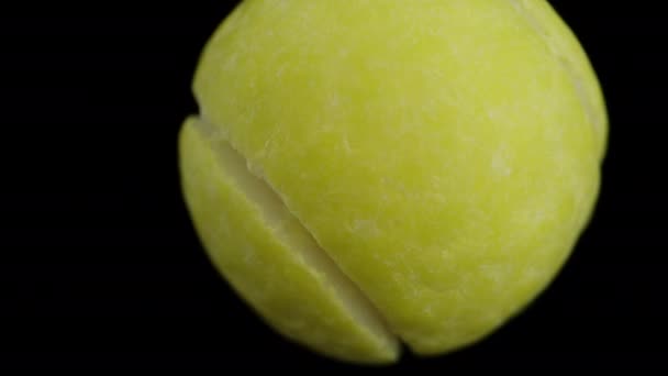 テニスボールの形をしたガミーキャンディ 黒い背景に落ちるシミュレーション ドリーマクロズーム — ストック動画