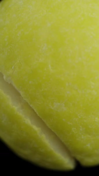 バーティカルビデオ テニスボールの形をしたガミーキャンディ 黒い背景に落ちるシミュレーション ドリーマクロズーム — ストック動画