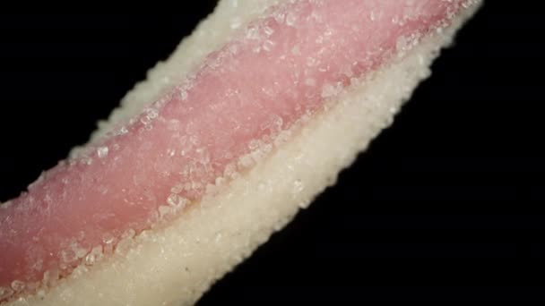 Γλυκοκαραμέλα Σχήμα Ροζ Στριμμένου Ραβδιού Στη Ζάχαρη Προσομοιωμένη Πτώση Μαύρο — Αρχείο Βίντεο