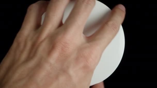 Κάτοψη Ενός Αρσενικού Χεριού Που Ανοίγει Ένα Βάζο Άσπρη Σκόνη — Αρχείο Βίντεο