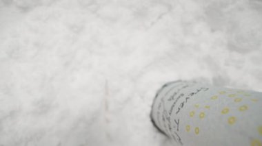 Üst manzara, beyaz toz ve yüz dolarlık banknotlar, uyuşturucu konsepti. Dolly kaydırıcı aşırı yakın çekim.