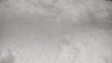 Kavanozun içinde beyaz toz, bir ölçüm kaşığı kreatin, bir spor ilavesi ile doldurulur. Dolly kaydırıcı aşırı yakın çekim.