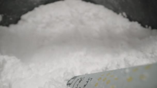 Свернутая Стодолларовая Купюра Куче Белого Порошка Изображающая Концепцию Употребления Кокаина — стоковое видео