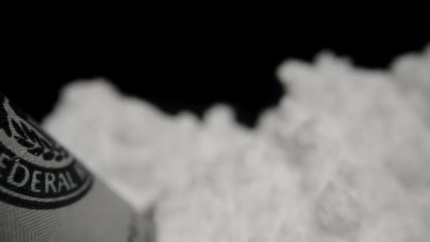 Hög Vitt Pulver Som Liknar Kokain Med Hundradollarsedel Inlagd Ovanpå — Stockvideo