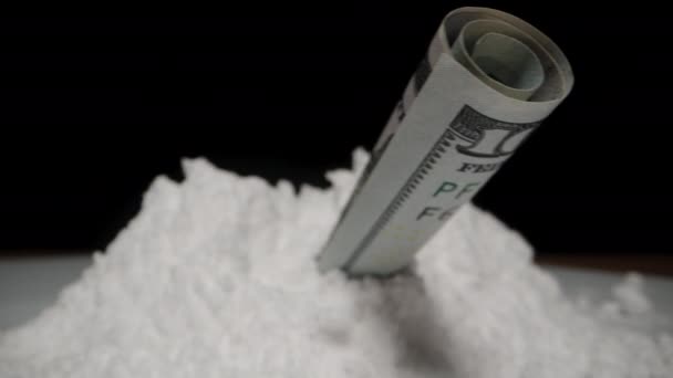 Koncepcja Narkotyków Kopiec Prochu Kokainowego Walcowanym Banknotem Studolarowym Panorama Zbliżenie — Wideo stockowe