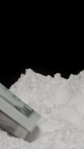 バーティカルビデオ 100ドル札を使用して白い粉を水平にする男性の手のクローズアップ コカインの概念 — ストック動画