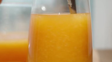 Portakal suyundaki hamuru yavaş çekimde karıştırırken..