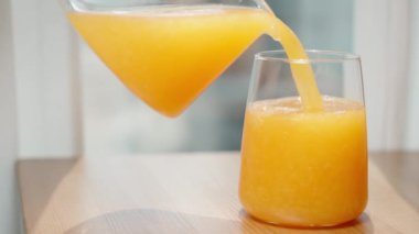 Portakal suyunu sürahide hamurla doldurup yerine koyuyorum..