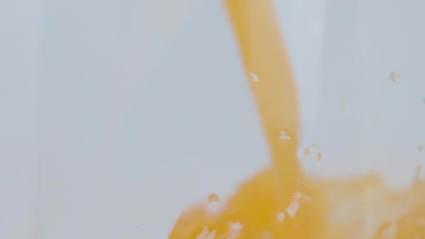 橙汁的宏观慢动作填补了整个空间的顶部 果肉在里面慢慢地旋转 — 图库视频影像