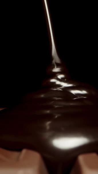 Vertikal Video Flytande Mörk Choklad Hälls Chokladkakan Underifrån Dolly Reglaget — Stockvideo