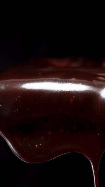 Függőleges Videó Lefelé Haladva Egy Csepp Étcsokoládé Csöpögése Után Egy — Stock videók