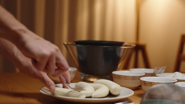 在家准备甜点 女人用叉子把香蕉捣碎 — 图库视频影像