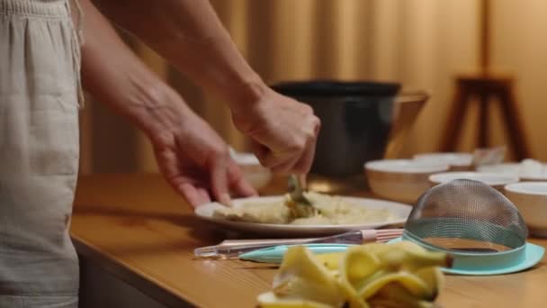 Uma Jovem Está Preparando Sobremesa Começando Por Fazer Purê Banana — Vídeo de Stock