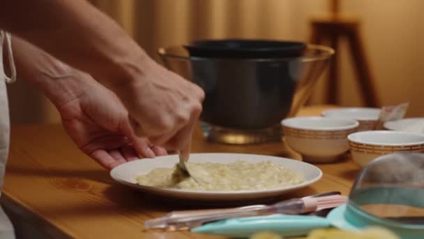 女性はフォークでそれらをマッシュすることによってバナナピューレを作っています ケーキを焼くために — ストック動画