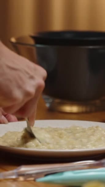 垂直录像 那位妇女正在用叉子把香蕉泥捣碎 用来烤蛋糕 以此来做香蕉泥 — 图库视频影像
