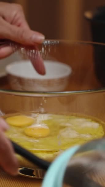 Κάθετο Βίντεο Δύο Ραγισμένα Αυγά Αναμιγνύονται Τον Πουρέ Μπανάνας — Αρχείο Βίντεο