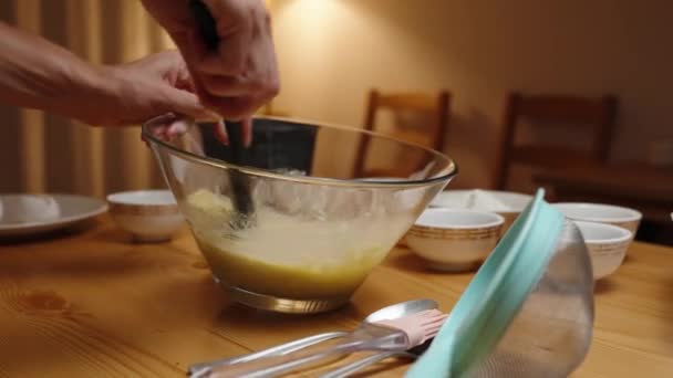 Kek Hamurunu Cam Bir Kaseye Karıştırarak Hazırlayan Bir Kadının Yakın — Stok video