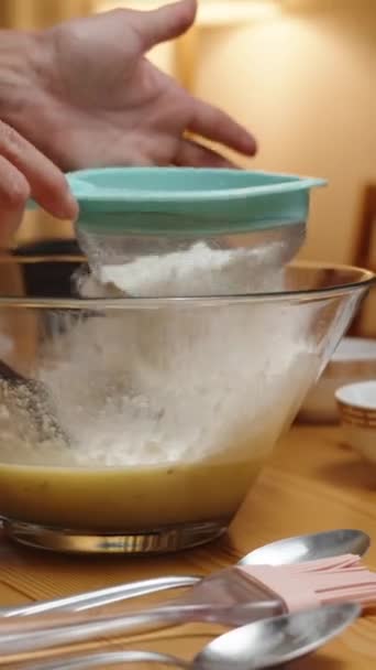 垂直录像 一名妇女慢动作地将面粉筛入玻璃碗 这是制作蛋糕过程的一部分 — 图库视频影像