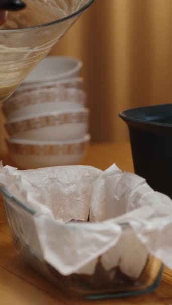 Вертикальное Видео Бумага Выпечки Помещается Стеклянную Сковороду Торта Женщина Наливает — стоковое видео