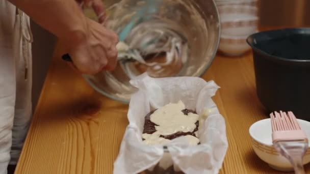 Используя Черную Лопатку Женщина Переносит Тесто Стеклянную Сковороду Торта — стоковое видео