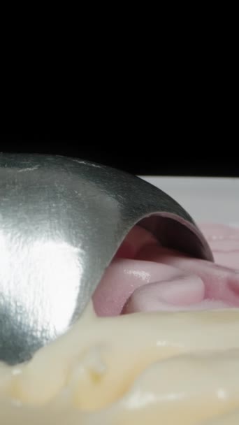 Dikey Video Büyük Bir Kap Çok Renkli Pembe Dondurma Üstünde — Stok video