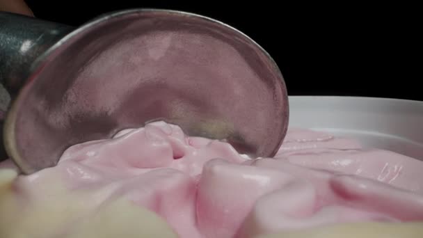 Özel Bir Metal Kepçesiyle Pembe Dondurmayı Topa Çeviriyorum Dolly Slider — Stok video