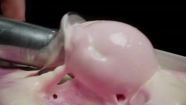 스쿠프는 아이스크림 앞뒤로 미끄러져서 스쿠프를 공으로 굴립니다 Dolly 슬라이더 극단적인 — 비디오