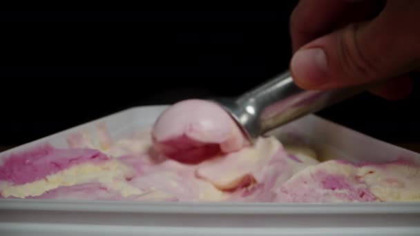 特別なスプーンを使用して 彼らはピンクのアイスクリームのスクープを作成し ワッフルコーンにそれを配置します ドリースライダー極端なクローズアップ — ストック動画