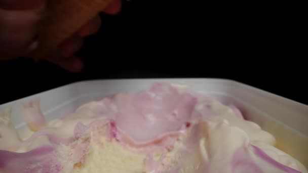 ピンクのアイスクリームのスクープはワッフルコーンから他のアイスクリームと容器に落ち スプーンはそれの横に置かれます — ストック動画