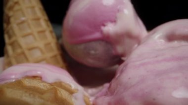 Kamera, pembe dondurma ve waffle külahlarının arasından geriye doğru hareket ediyor. Dolly kaydırıcı aşırı yakın çekim.