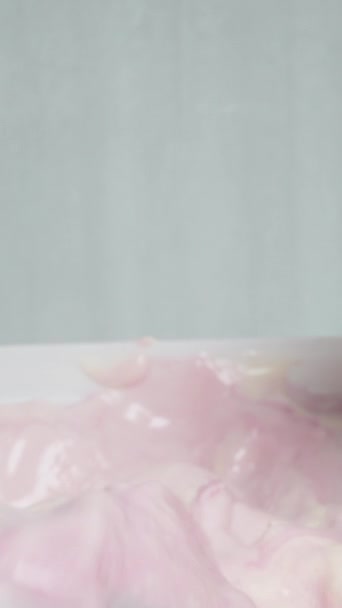 Vidéo Verticale Crème Glacée Rose Fondue Est Trop Douce Pour — Video