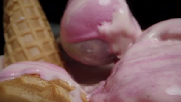 Камера Рухається Назад Через Рожеве Морозиво Вафельні Шишки Доллі Повзунок — стокове відео