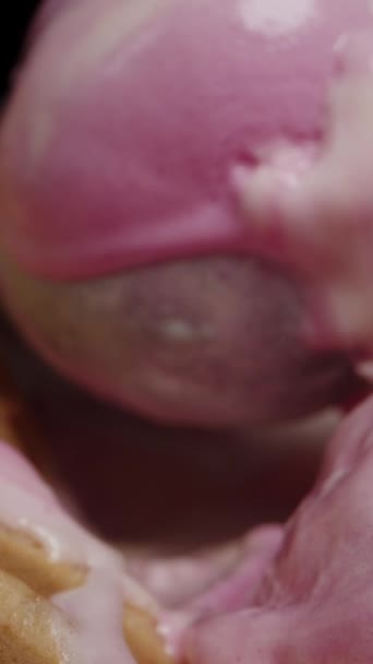 Pionowe Wideo Kamera Cofa Się Tyłu Przez Różowe Lody Wafle — Wideo stockowe