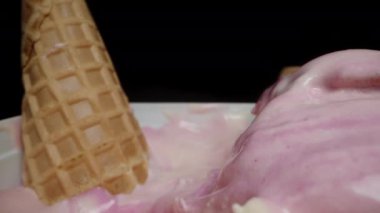 Özel kaşığı bir kepçe pembe dondurmayla waffle külahının yanına koyuyorum. Dolly kaydırıcı aşırı yakın çekim.