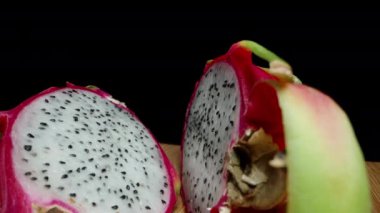 Kamera, Pitahaya 'nın dilimlenmiş iki yarısı arasında süzülüyor..