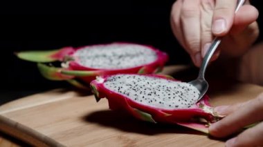 Ejderha meyvesindeki beyaz eti kaşıkla çıkarıp yerim..