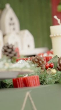 Dikey video. Noel pazarı, el yapımı el sanatları, çeşitli şekillerde mumlar..