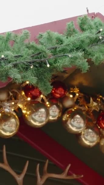 Vídeo Vertical Telhado Uma Casa Madeira Decorada Para Natal Com — Vídeo de Stock