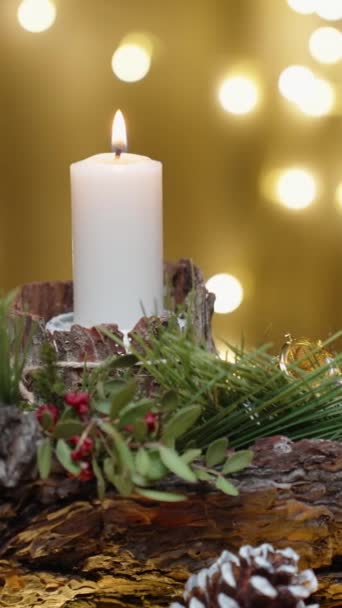 Verticale Video Kerstversiering Kaarsen Met Ornamenten Een Houten Bast Vormige — Stockvideo