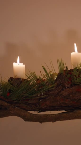 Verticale Video Een Kerstinstallatie Van Kaarsen Nieuwjaarsversieringen Hangt Aan Een — Stockvideo