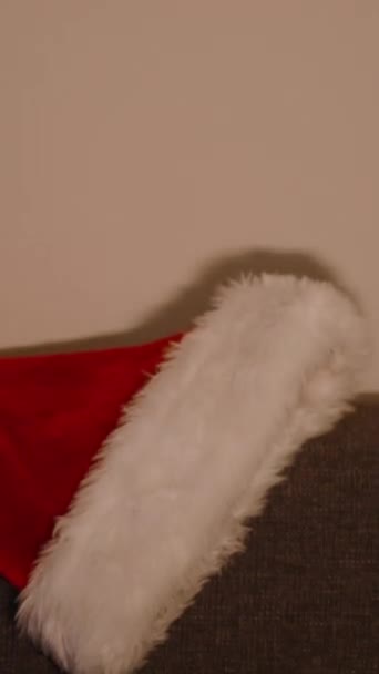 Video Verticale Cappello Rosso Babbo Natale Sul Divano Sopra Esso — Video Stock
