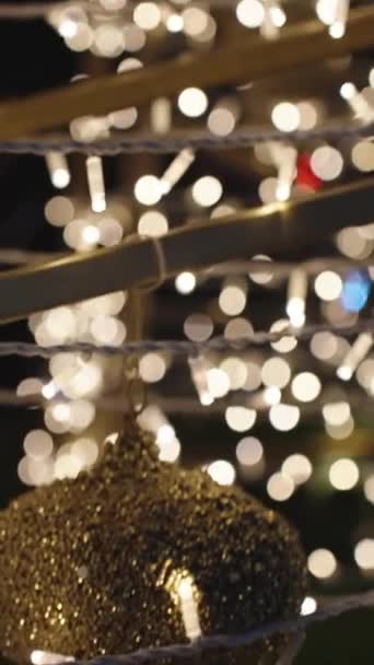 Vídeo Vertical Uma Instalação Metálica Natal Livre Forma Uma Árvore — Vídeo de Stock