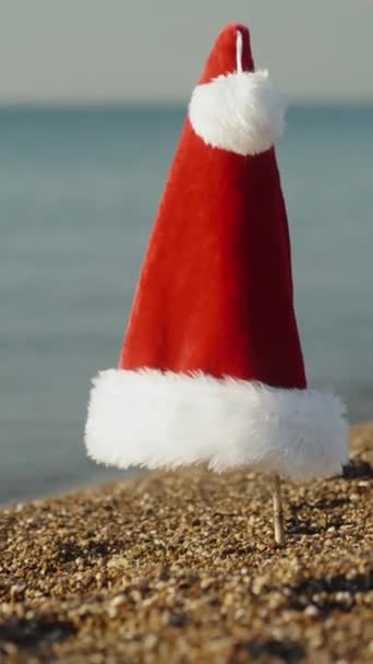 Vídeo Vertical Sombrero Rojo Santa Playa Junto Mar Amanecer Temprano — Vídeos de Stock